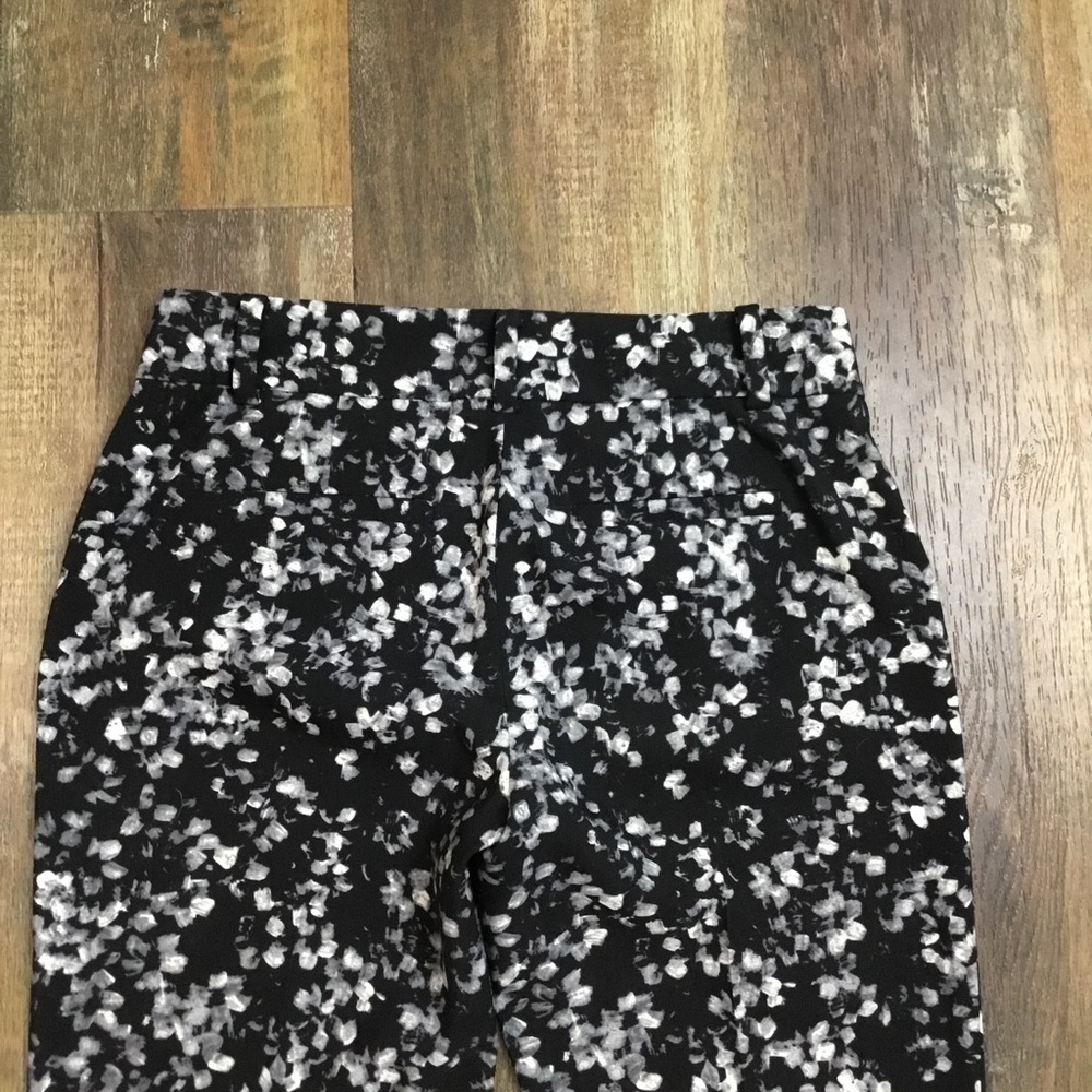 ANN Taylor Black and Grey Floral Career Pant Size 2P - Picture 5 of 6